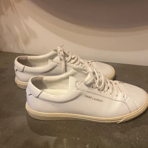 Saint Laurent skor  - Intressekoll på dessa sjukt snygga skor från ysl! Köpta på vestiare colictive o var helt nya! Pris kan diskuteras. Passar 37/38, de e ganska små i strl. Men strl är 39