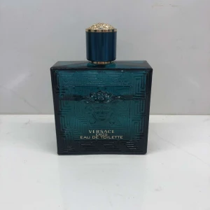 Versace Eros - En superfin sommar doft! Mycket citrus men även manlig, 100 ml flaska och ca 60 % kvar!