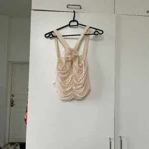 Gina tricot topp - Knappt använd