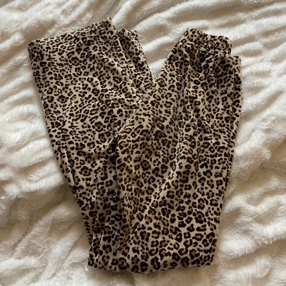 Säljer dessa mjukisbyxor i leopardmönster från Gina Tricot! Storlek xxs men passar xs då jag brukar ha det annars❤️. Jeans & Byxor.