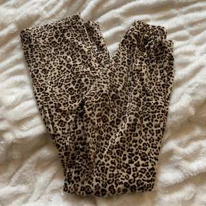 Säljer dessa mjukisbyxor i leopardmönster från Gina Tricot! Storlek xxs men passar xs då jag brukar ha det annars❤️