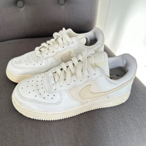 Nike air force 1 - Fina Nike air force 1 i en limited edition färg. Endast använd nån gång. Bra skick🤍