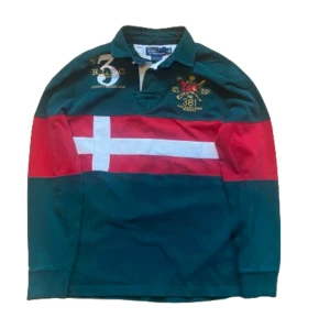 RL equestrian Polo - Riktigt fet vintage RL polo från deras gamla kollektion, finns inte att köpa längre. Har sjukt feta patchworks på ryggen och bröstet. Storlek M, inga defekter. Väldigt cheif keef. Perfekt att ha till sommaren. Skriv om du har frågor eller funderingar