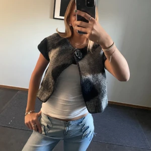 Så cool bolero - Bolero som är varm och supersnygg. Storlek s och köpt second hand men inga defekter och använd en kanske två gånger. 