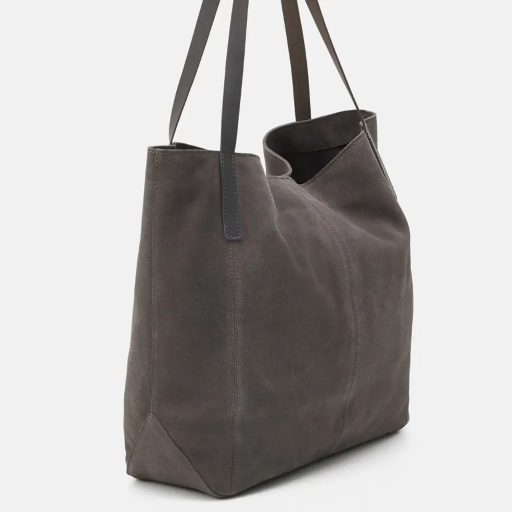 Säljer min anna field väska som inte längre kommer till användning. Den är sparsamt använd och i fint skick! 🥰. Väskor.