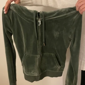 Juicy couture kofta  - Juicy couture kofta i mörk grön passar till byxorna ja la ut på få det är ett sett! 