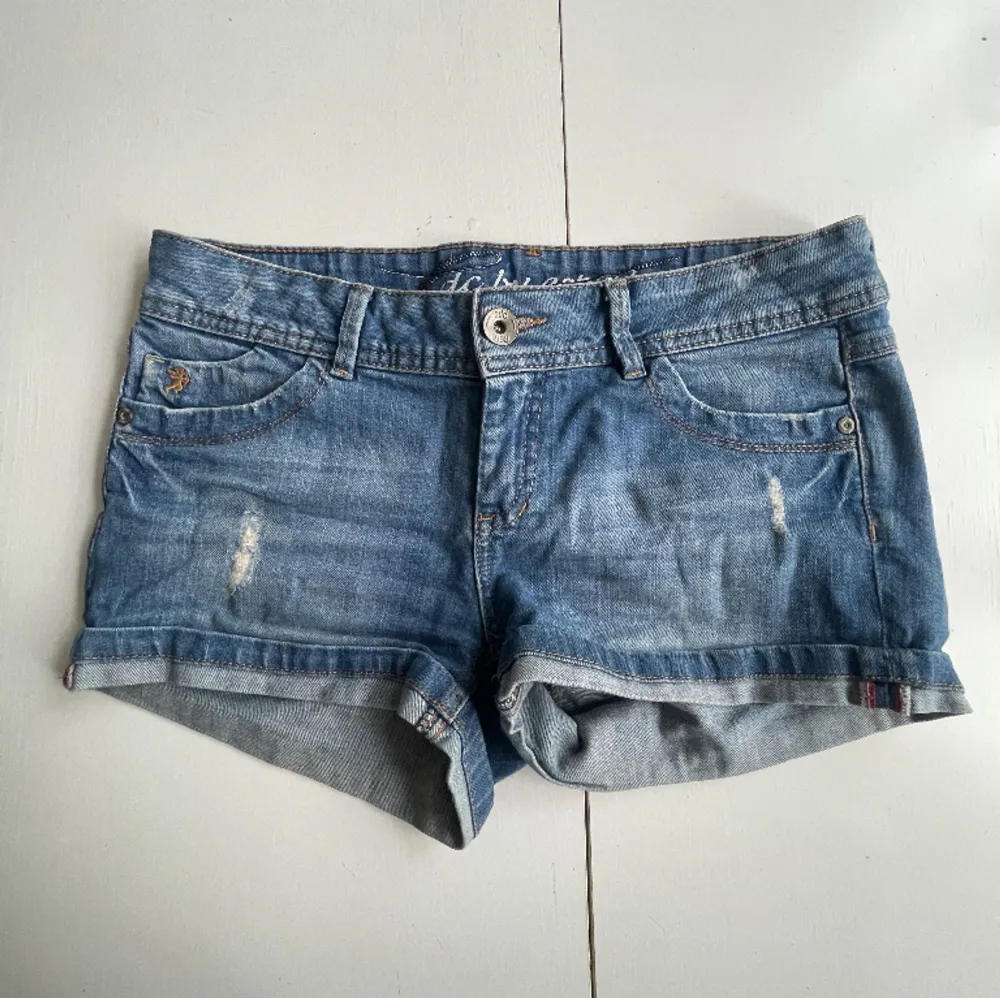 Så snygga lågmidjade jeansshorts perfekt till sommaren!💗. Shorts.