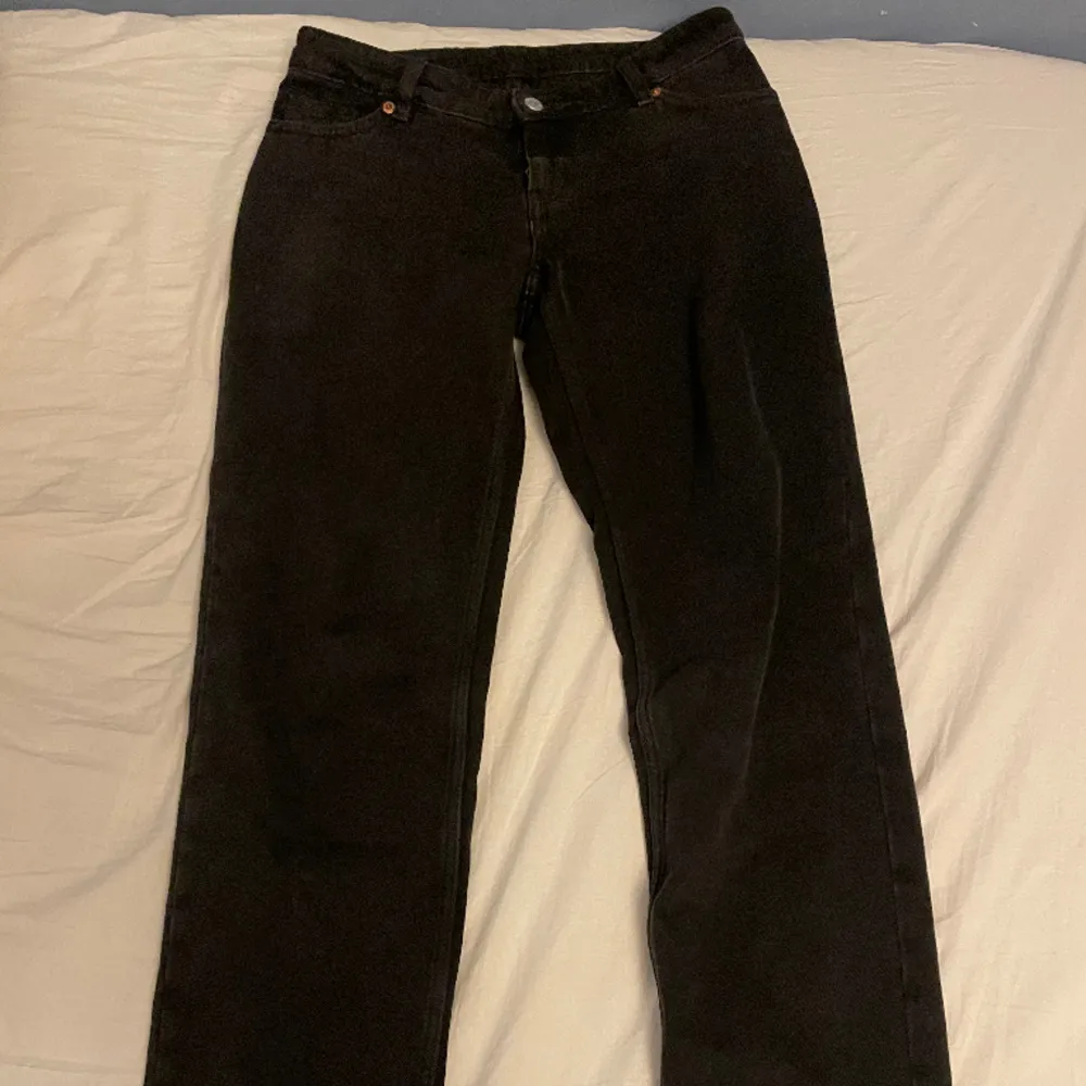 Supersnygga svarta raka jeans från monki, säljer pga för långa för mig som är 160. Jeans & Byxor.