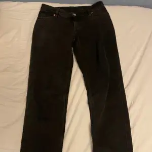 Supersnygga svarta raka jeans från monki, säljer pga för långa för mig som är 160