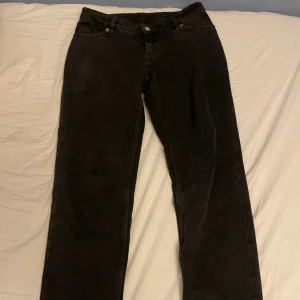 Svarta raka jeans - Supersnygga svarta raka jeans från monki, säljer pga för långa för mig som är 160