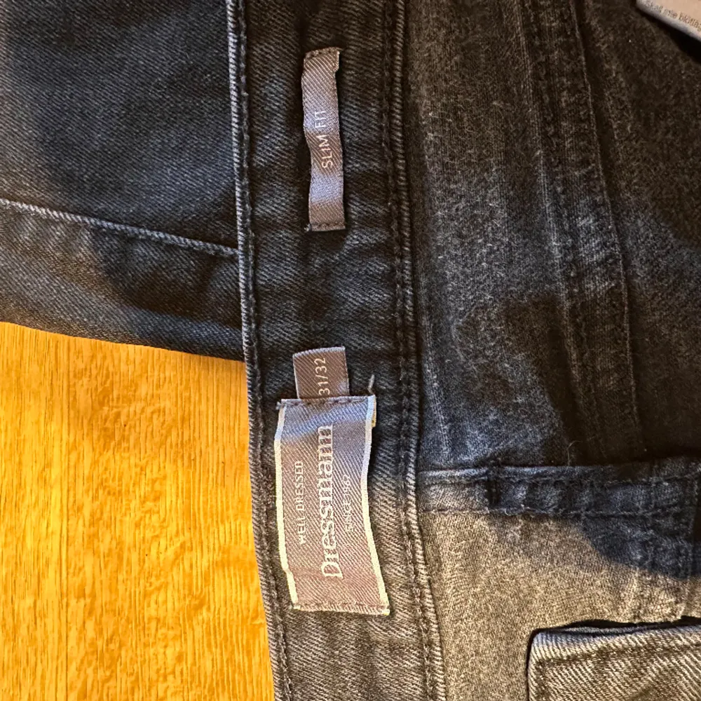 Svarta slimfit byxor.  Dressmann Storlek 48  300kr/st eller 550kr för båda . Jeans & Byxor.