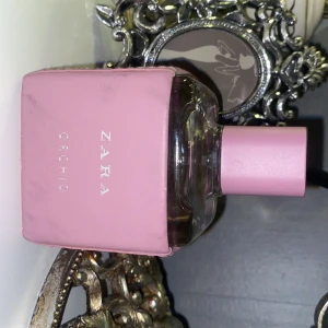 ZARA ORCHID - Supergod doft, väldigt varm-somrig-vår. Bara testsprutad, så den är i princip full.  Jag har haft den i min skrivbordslåda därför har den fått märken på omslaget. Har inte användning för denna parfym så hoppas nån annan får använda den istället❤️‍🔥