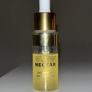 Glow serum-primer - En glow serum primer ifrån makeup mekka. Den ger ett fint glow, för den har små guldpartiklar som löses upp när man skakar den. Använd 2-4 ggr. Ungefär 90% kvar. Innehåller aloe Vera. Skriv för mer frågor 💓