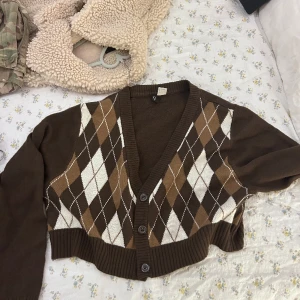 Brun kofta - Söt stickad kofta från hm. Fint skick sällan använd.