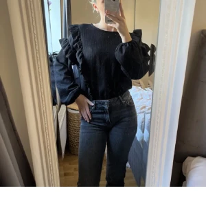 Blus  - Säljer denna jätte fina svarta blusen från monki. I ny skick och inte andvänd så många gånger! Lånad bild 