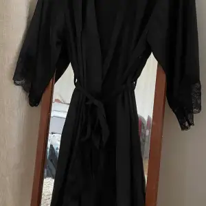 Säljer denna svarta silkes morgonrocken med spets detaljer på armarna! Väldigt fin och bekväm, används dock tyvärr sällan och därav är den i nyskick. Hör av dig om du är intresserad! 🙏🏻🎀
