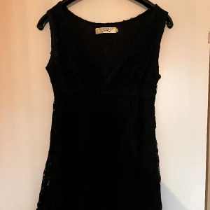 Klänning - Härlig sommarklänning som tyvärr inte använts på några år då den är ganska kort och för kort för mig.