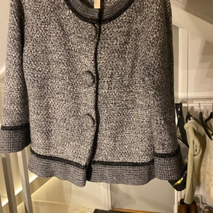 Trekvarts stickad tröja - Super fin stickad tröja med trekvartsärmar💕 Storleken står ej på plagget, men jag skulle säga att den passar både xs och s!🩷