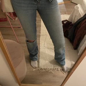 Low waist jeans med hål - Säljer dessa jätte snygga byxor som tyvärr blivit försmå💓 sänker pris vid snabb affär. skriv för frågor annars klicka gärna köp nu💓
