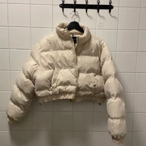  Cropped dun jacka - Aldrig använd dunjacka.  Passar xs-m