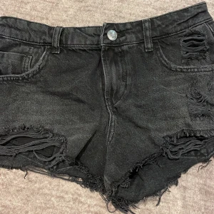 Låga svarta jeans shorts från zara🤍 - Säljer dessa snygga låga jeans shorts! Köpt förra året men inte kommit till användning då dom inte passa mig! 