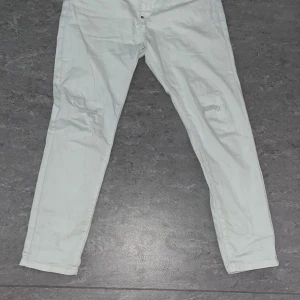 Vita Dsq byxor  - Säljer dsq byxor storlek 34 använda 2-3 ggr pris kan diskuteras