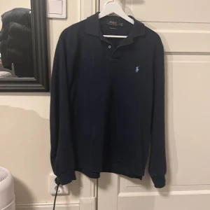 Ralph luaren Tröja  - En väldigt skön och snygg tröja till sommaren! Inga skador eller sånt. Säljer pågrund utav för storlek. Skriv vid frågor och funderingar. 