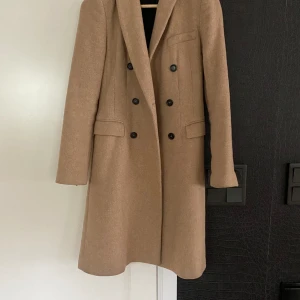 En klassisk kappa från Zara - Klassisk kappa från Zara, storlek S. Jag har använt den många gånger då den passar med allt! Men nu vill jag gå vidare och låta någon annan njuta av den. 