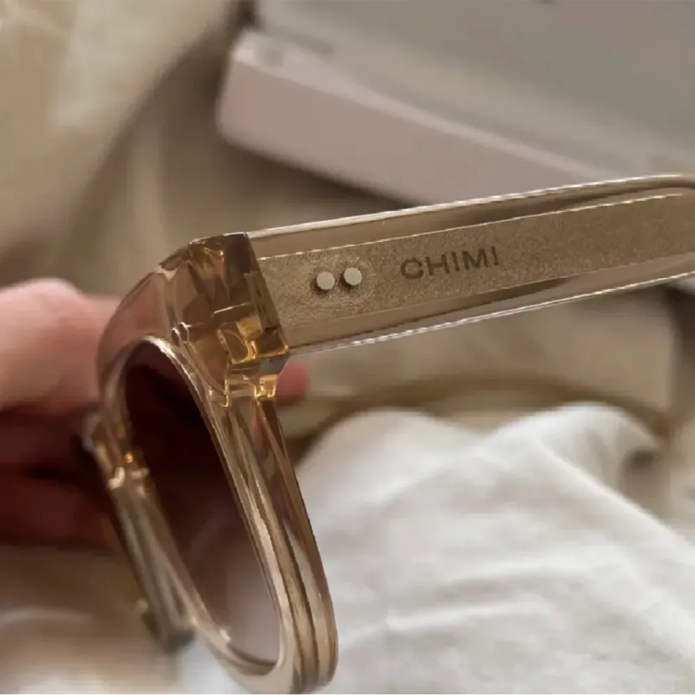 Säljer mina Chimi solglasögon i modell 04!💞Dem är som nya då dem knappt har kommit till användning💞säljer för 900 + frakt!. Övrigt.