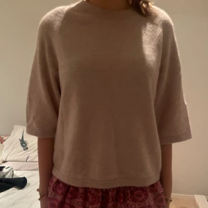 Other stories tröja - Säljer min super populära 3/4 ärmade stickade tröja från Other stories. Den är i super skick och använd Max 2 ggr!