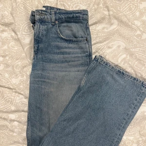 Zara jeans  - Använda någon enstaka gång  Precis som nya, köpta någon månad sen men kommer inte till användning!