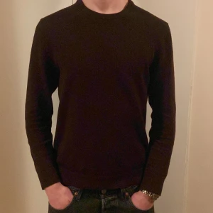 THESE GLORY DAYS tröja - Säljer denna riktigt eftertraktade och trendiga stickade sweatshirt som är i materialet marinoull, grymt skick då den INTE har några defekter samt slitage.  Nypris: 900kr, säljer för: 349kr Hör av er vid minsta möjliga fråga!