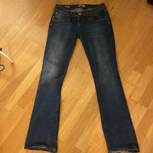 Säljer dessa Blåa LTB jeans då de är lite för stora på mig🥺💕 - Storlek- W26 L32  LTB valerie💕🛍️ jätte bra skick och använda då och då! Pris kan diskuteras💕💕