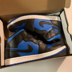 Varsity royal Mid - Helt nya och oanvända, i skobox. Säljs pga att jag beställde fel storlek av misstag och sköt upp att retunera och nu har tiden gått ut. Nypris 1600kr !!!! Kvitto finns