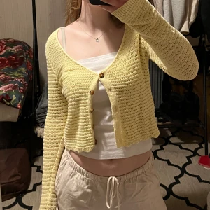 Gul virkad kofta 🎀 - Från Lindex, storlek S men passar XS 💕 använd en gång 💓 100kr+frakt 🎀