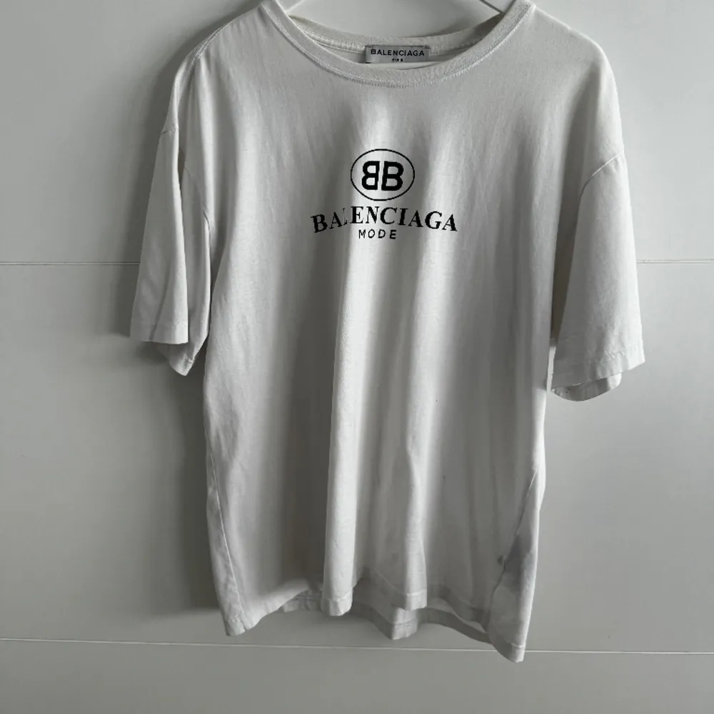 En snygg t-shirt från Balenciaga! . T-shirts.