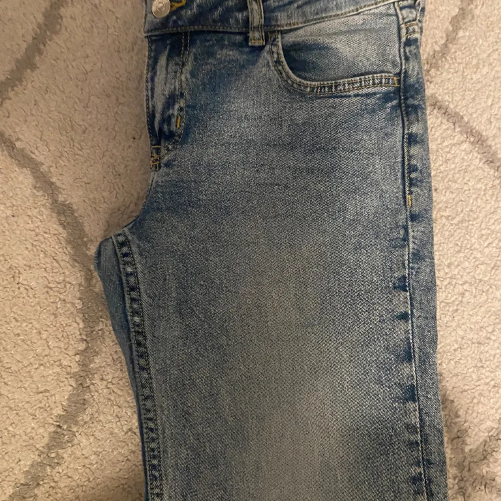 Skit snygga blå jeans från hm. Köpte de på vinted men de passade inte så säljer därför här, (lånade bilder, utom sista). De är lågmidjade och utsvängda. Storlek 38 men passar även 36. Jeans & Byxor.