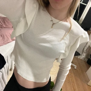 Zara volang topp  - Jättefin vit volang topp från zara, Använd fåtal gånger, i fint skick storlek 164cm