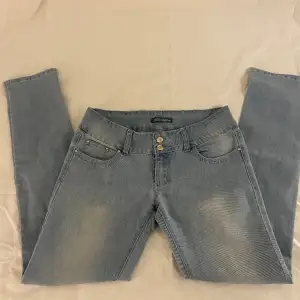 Ett par otroligt fina lågmidjade jeans i en ljusblå färg.✨  Midja: 39cm Innerbenslängd: 78cm Ytterbenslängd: 99cm Lår: 22cm Grenhöjd: 20cm