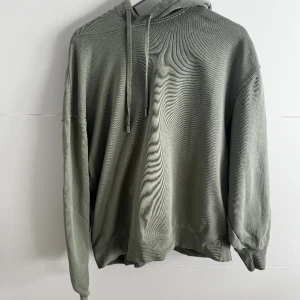 Hoodie från Acne Studios - En snygg och ovanlig hoodie från Acne studios där trycket sitter på insidan av luvan. 