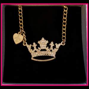 Jag säljer detta snygga guld halsband med 2000’s mcbling stil! Skriv gärna vid frågor eller fler bilder!💗