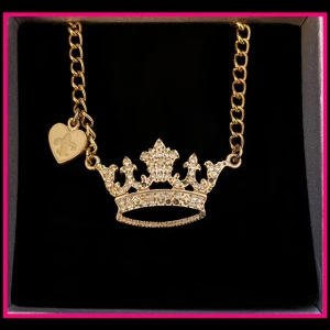 2000’s Mcbling guld halsband🩷⚜️ - Jag säljer detta snygga guld halsband med 2000’s mcbling stil! Skriv gärna vid frågor eller fler bilder!💗