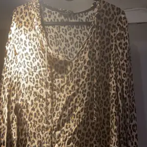 leopard printad blus från kappahl i stolek xs, jätte fin och bra skick, säljer då den ej kommer till användning❣️