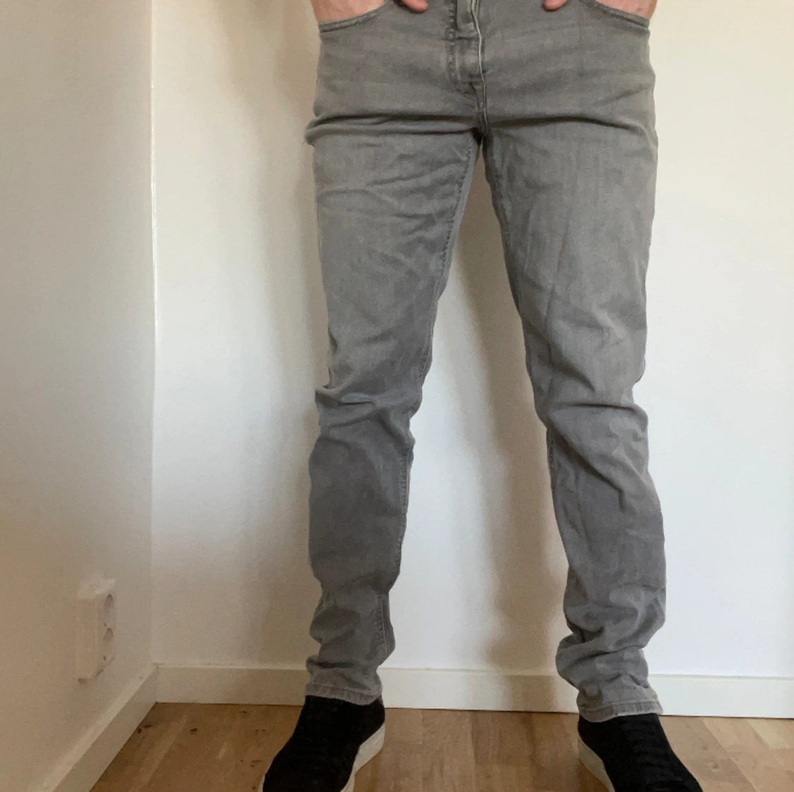 Gråa jeans