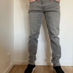 Gråa jeans - Gråa jeans som är Regular fit! Jag är ca 180cm och väger 80kg