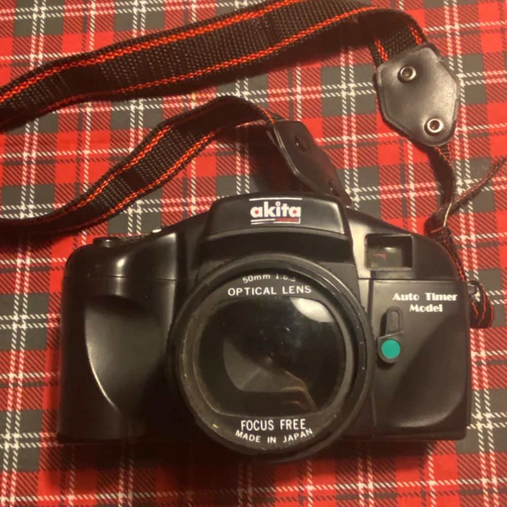 En retro kamera som min morfar har ägt. Objektiv är 50mm focus free, inget linslock eller bottenskydd finns med väska medkommer. Övrigt.