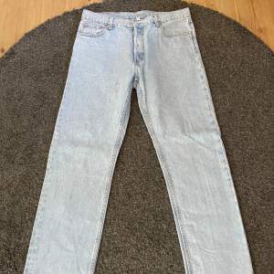 Jeans i straight/regular fit från weekday. Storlek 34/32. Använt Max 3 gånger så nyskick.