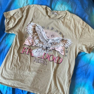 T-shirt  - Säljer denna jättefina T-shirten då den inte kommer till användning längre. Storlek M❤️