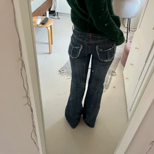 Lågmidjade bootcut jeans  - Lågmidjade bootcut jeans med coola detaljer. Midjemått 35 cm, innerbenslängd 78 cm. Tryck köp nu om du vill köpa ❤️‍🔥