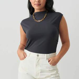 Säljer denna tröja från Gina Tricot, använd 1 gång, storlek M. Tryck gärna på köp nu💓
